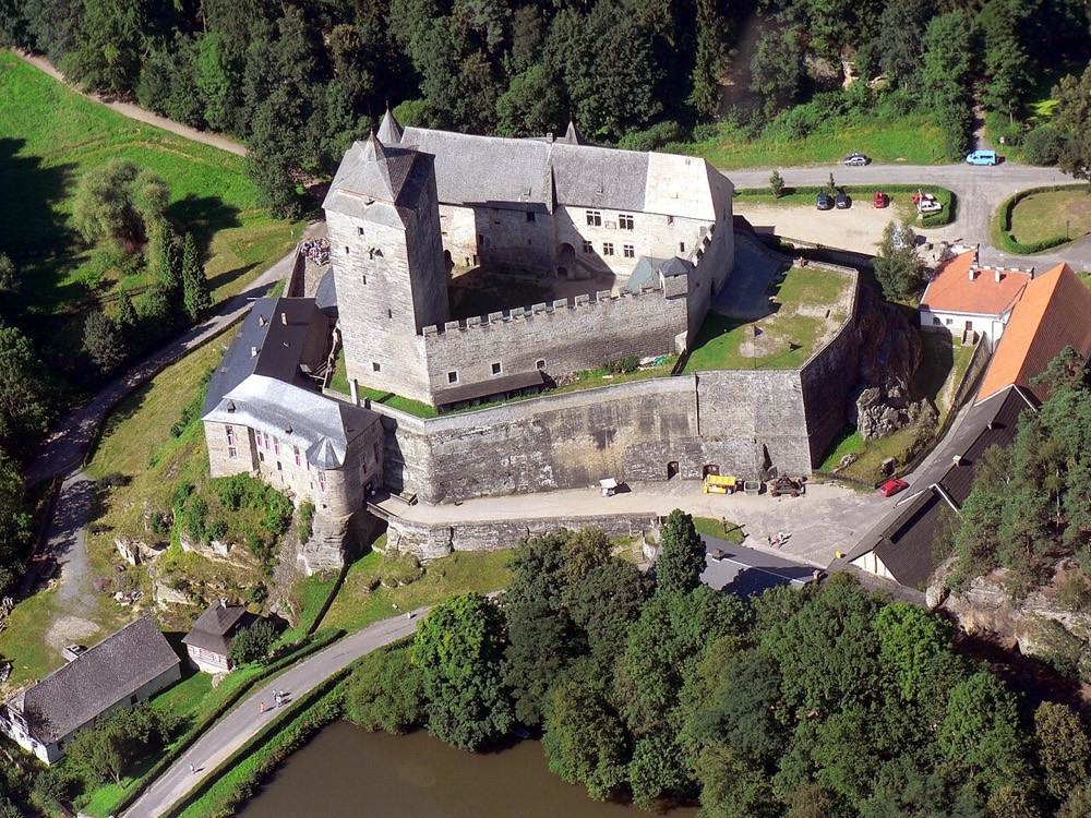 Gotický hrad Kost v Českém ráji z ptačí perspektivy